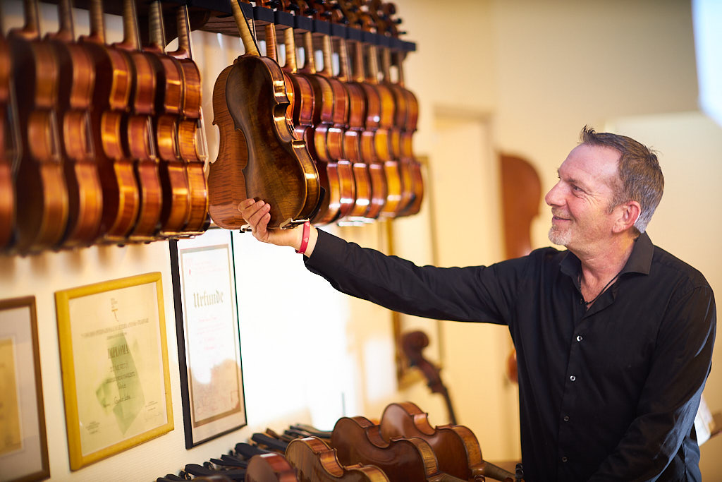 Ein Mann greift nach einer Violine
